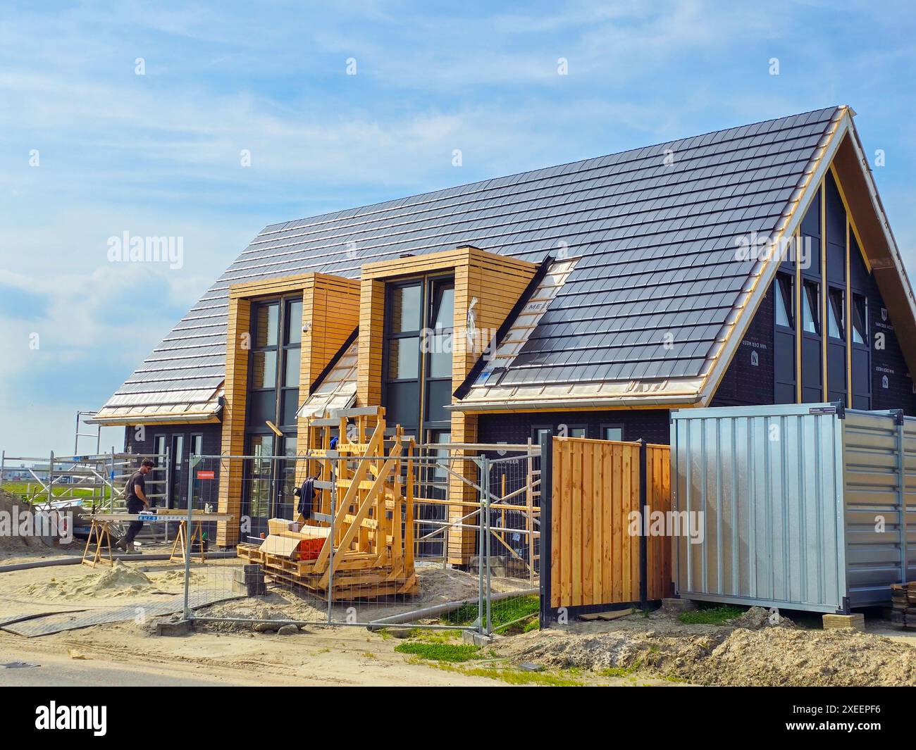 Cantiere di una nuova area dei sobborghi olandesi con moderne case di famiglia e case di famiglia di recente costruzione Foto Stock
