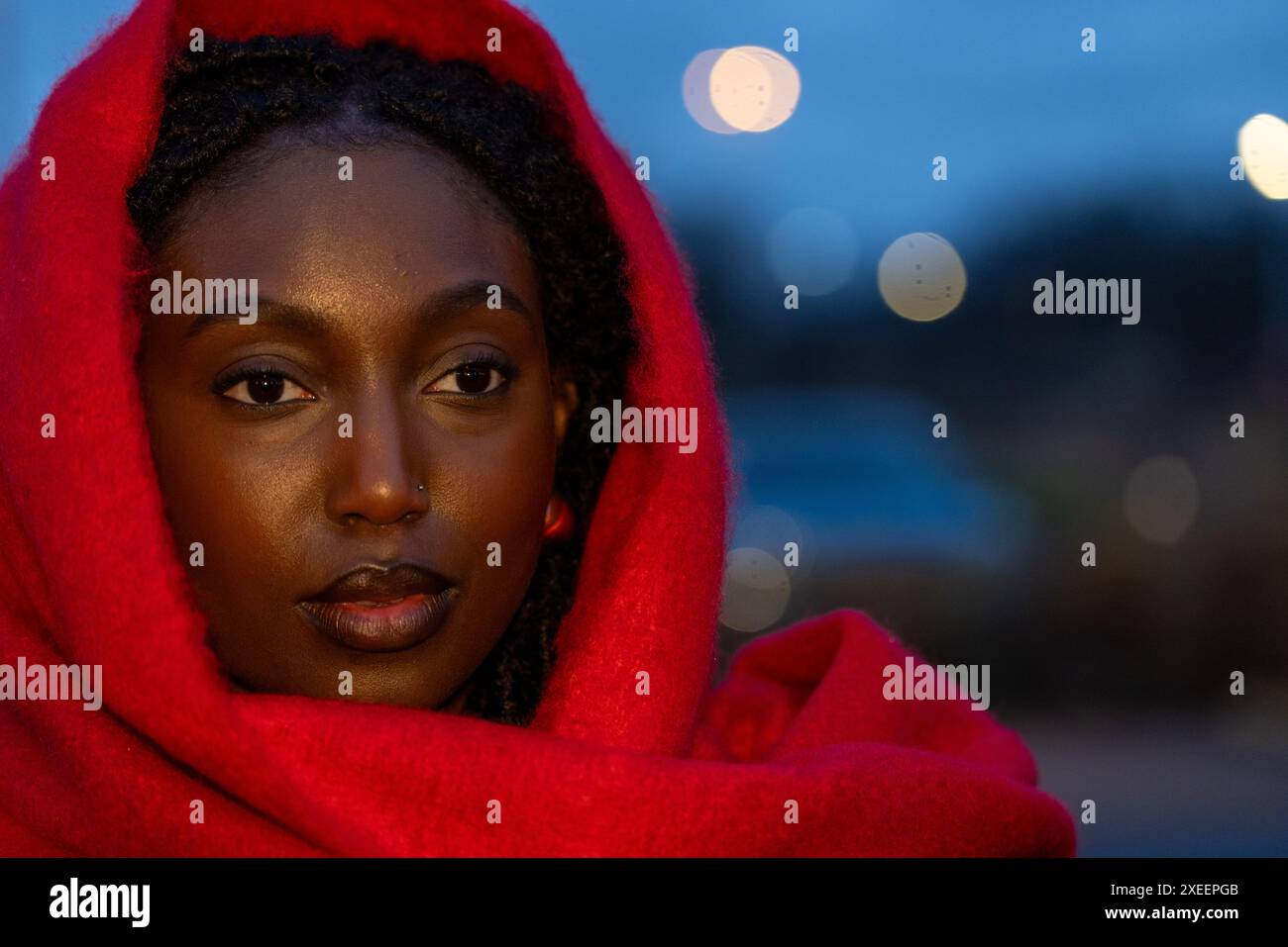 Eleganza serale a Crimson Foto Stock