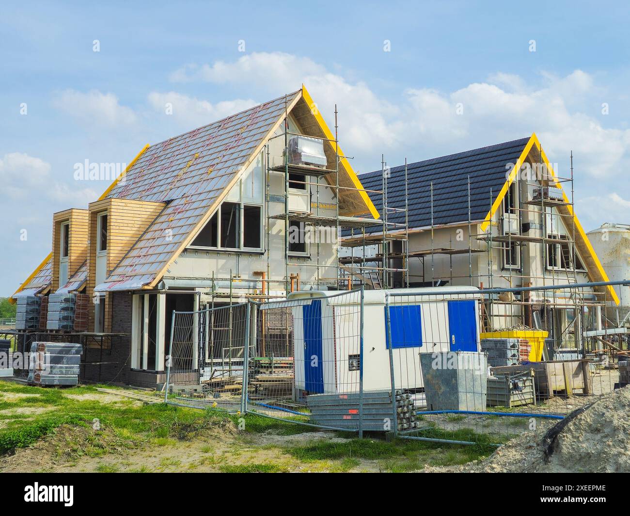 Cantiere di una nuova area dei sobborghi olandesi con moderne case di famiglia e case di famiglia di recente costruzione Foto Stock