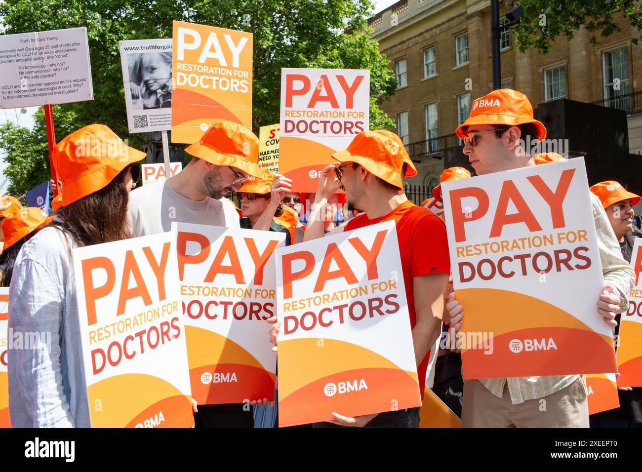 Londra, Inghilterra, Regno Unito. 27 giugno 2024. I medici junior organizzano un raduno a Whitehall fuori Downing Street per la loro lunga disputa salariale con il governo credito: Richard Lincoln/Alamy Live News Foto Stock