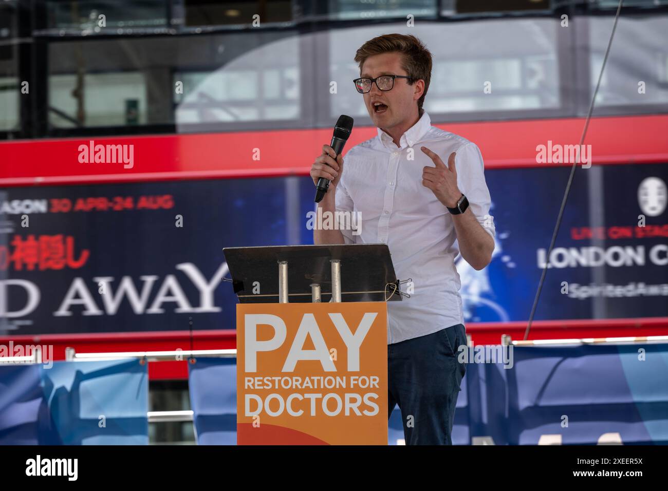 Londra, Regno Unito. 27 giugno 2024. BMA Junior Doctors tiene un piccolo raduno fuori Downing Street Londra, leader dello sciopero dei medici giovani del Regno Unito, Dr Rob Laurenson, credito: Ian Davidson/Alamy Live News Foto Stock