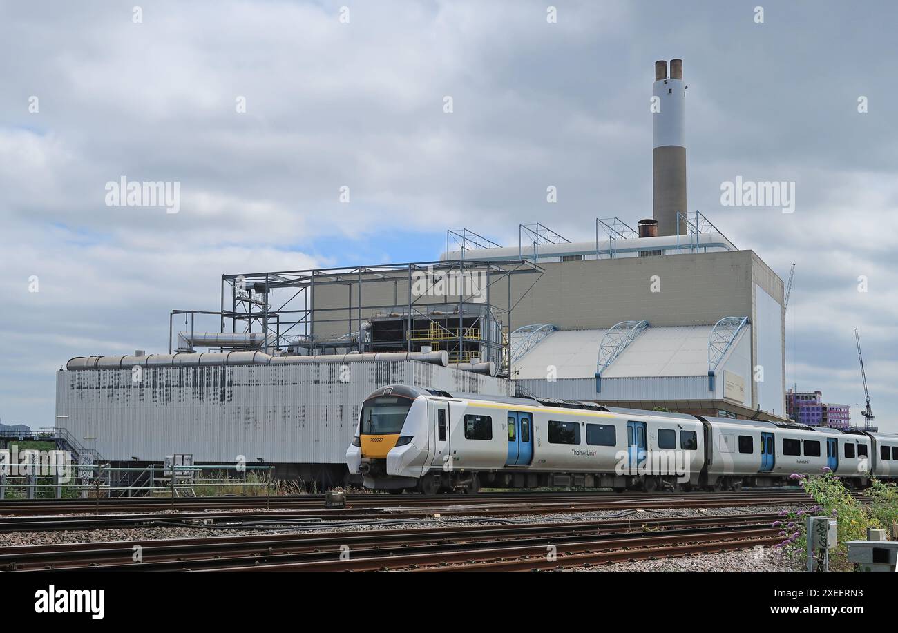 Un treno Thameslink passa per la centrale elettrica e termica combinata SELCHP Energy-from-waste di Bermondsey, Londra sud-orientale, Regno Unito. Gestito da Veolia. Foto Stock Un treno Thameslink passa per la centrale elettrica e termica combinata SELCHP Energy-from-waste di Bermondsey, Londra sud-orientale, Regno Unito. Gestito da Veolia. Foto Stock