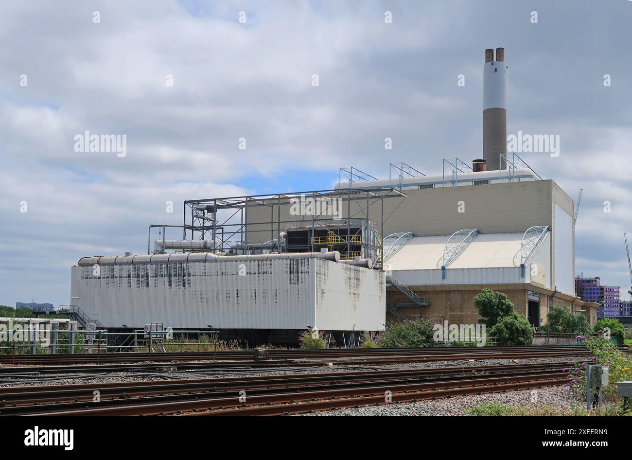 La centrale elettrica e termica combinata SELCHP Energy from Waste di Bermondsey, Londra sud-orientale, Regno Unito. Gestito da Veolia. Foto Stock La centrale elettrica e termica combinata SELCHP Energy from Waste di Bermondsey, Londra sud-orientale, Regno Unito. Gestito da Veolia. Foto Stock