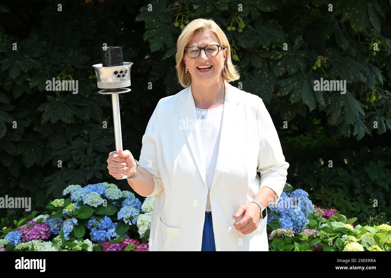 27.06.2024, xjrdrx, Olympia Olympischer Fackellauf, im Ländereck - Frankreich, Deutschland, Luxemburg emspor, v.l. Ministerpräsidentin Anke Rehlinger Saarland hält den Flammenstab / Fackestab in der Hand I REGOLAMENTI DFL/DFB VIETANO QUALSIASI USO DI FOTOGRAFIE come SEQUENZE DI IMMAGINI e/o QUASI-VIDEO Luxemburg *** 27 06 2024, Olympia torch olimpico nell'angolo di campagna Francia, Germania, Lussemburgo emspor, f l primo ministro Anke Rehlinger Saarland tiene in mano il personale della torcia a bastone DI fiamma LE NORMATIVE DFL DFB VIETANO QUALSIASI USO DI FOTOGRAFIE come SEQUENZE DI IMMAGINI e/o QUASI VIDEO lussemburghese Foto Stock