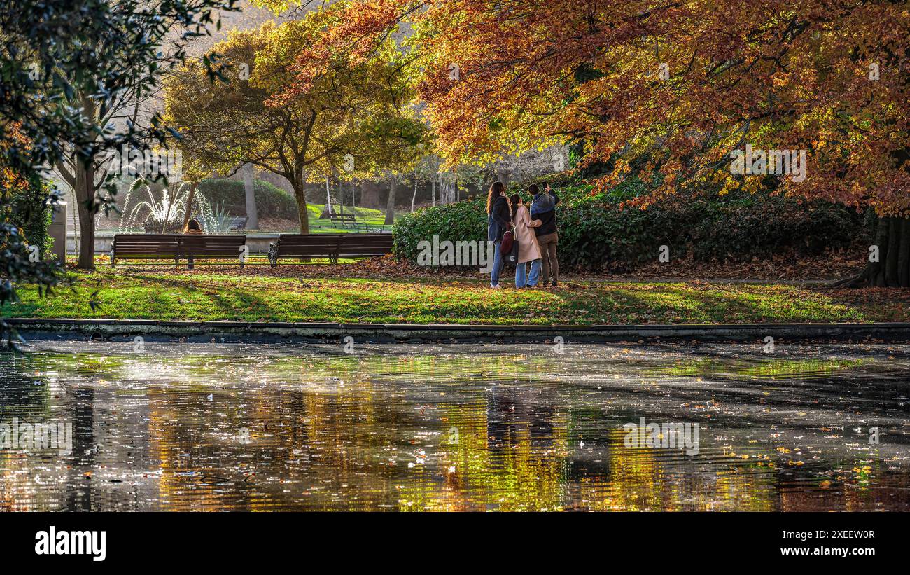Giovani che si godono una giornata di sole d'autunno a St Stephens Green Park, Dublino, Irlanda. Foto Stock