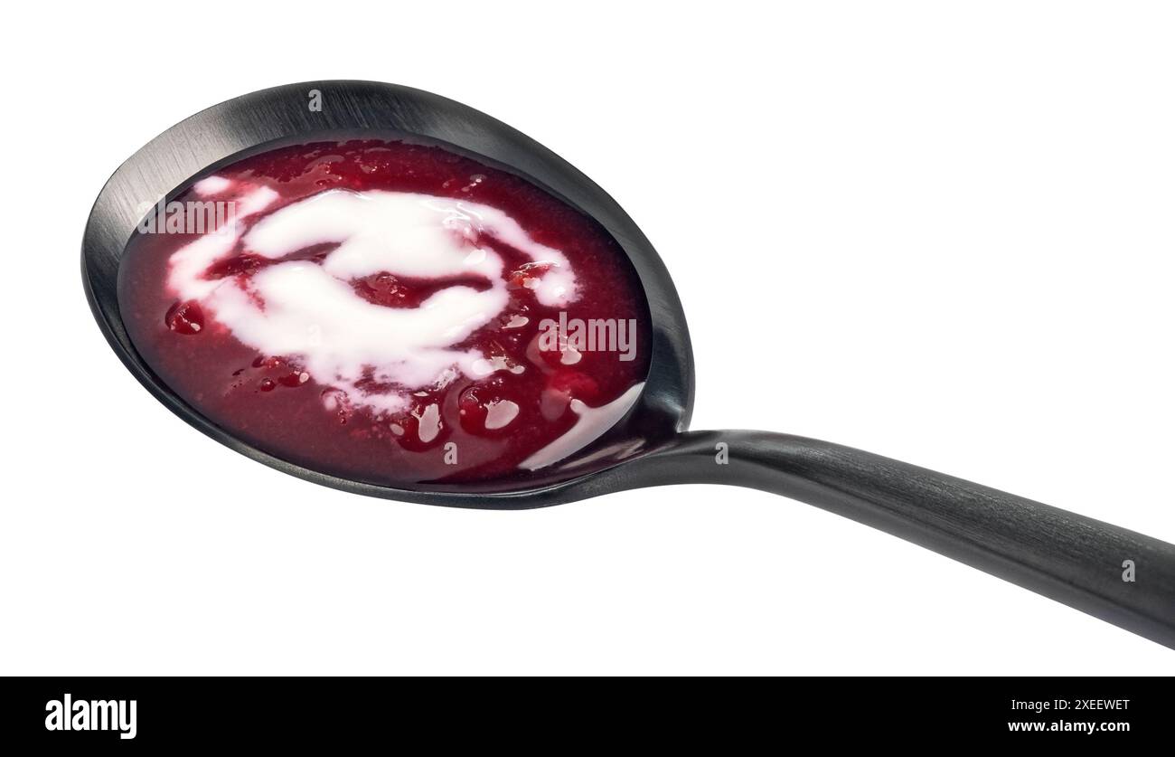 Borscht in cucchiaio nero, zuppa di barbabietole isolata su sfondo bianco Foto Stock