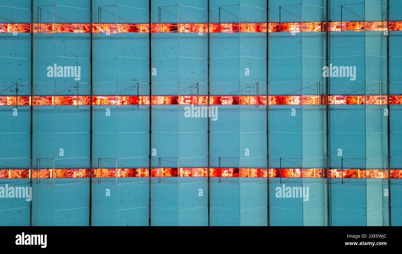 Agro-innovazione: Le luci a LED aumentano nei pannelli ad alta tecnologia per serra Foto Stock