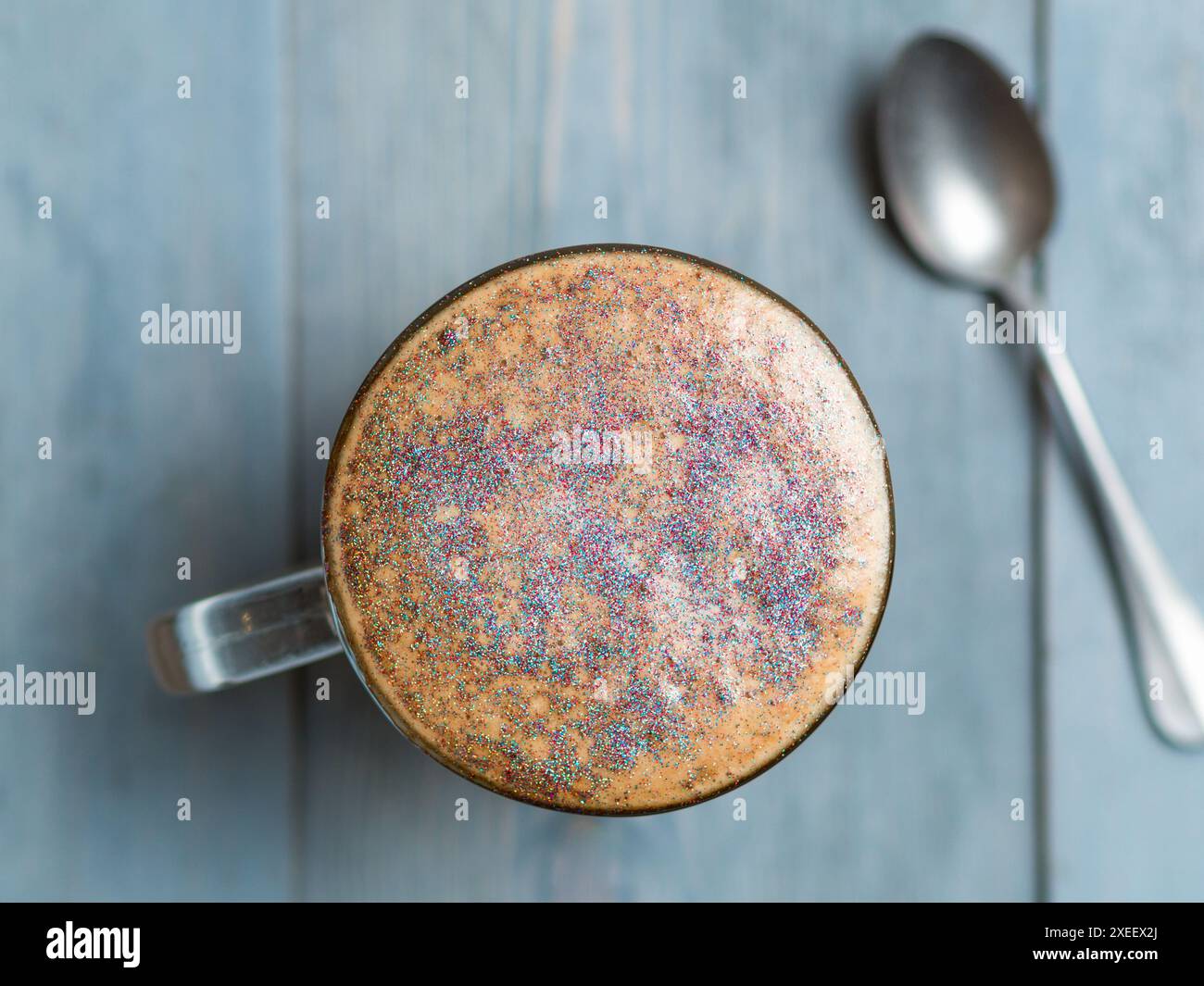 Caffè cappuccino diamantato con glitter commestibile Foto Stock