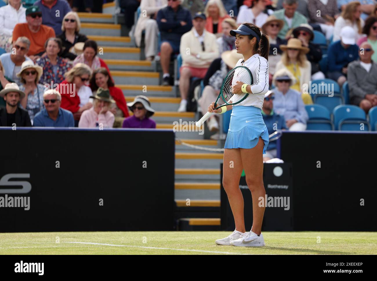 Emma Raducanu in azione contro Daria Kasatkina il sesto giorno del Rothesay International a Devonshire Park, Eastbourne. Data foto: Giovedì 27 giugno 2024. Foto Stock