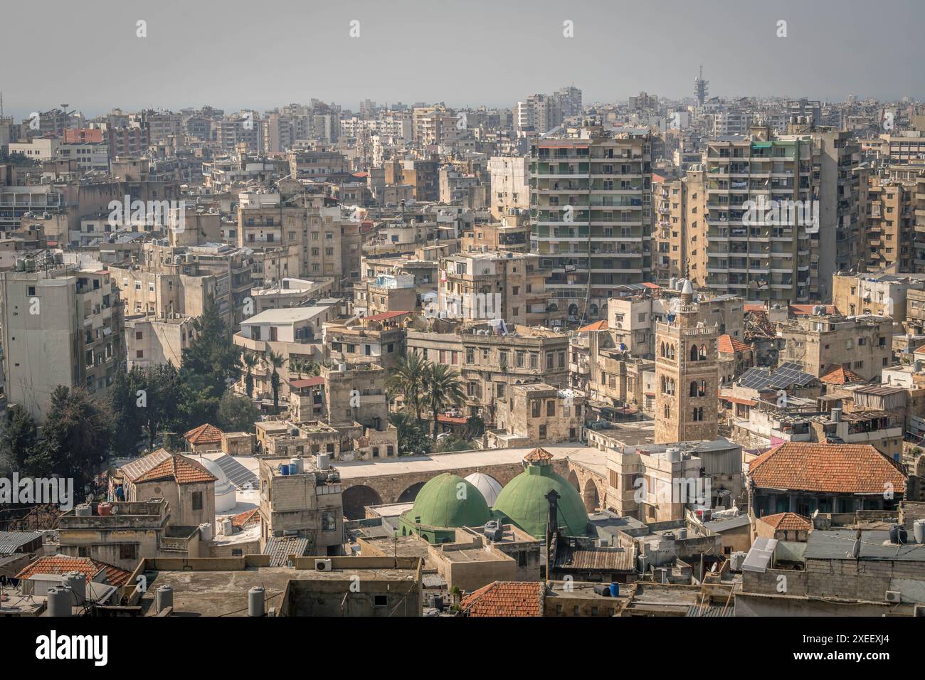 La vista aerea del centro di Tripoli, la città nel nord del Libano, con le strade polverose, i numerosi edifici, le case e il mare Mediterraneo. Foto Stock