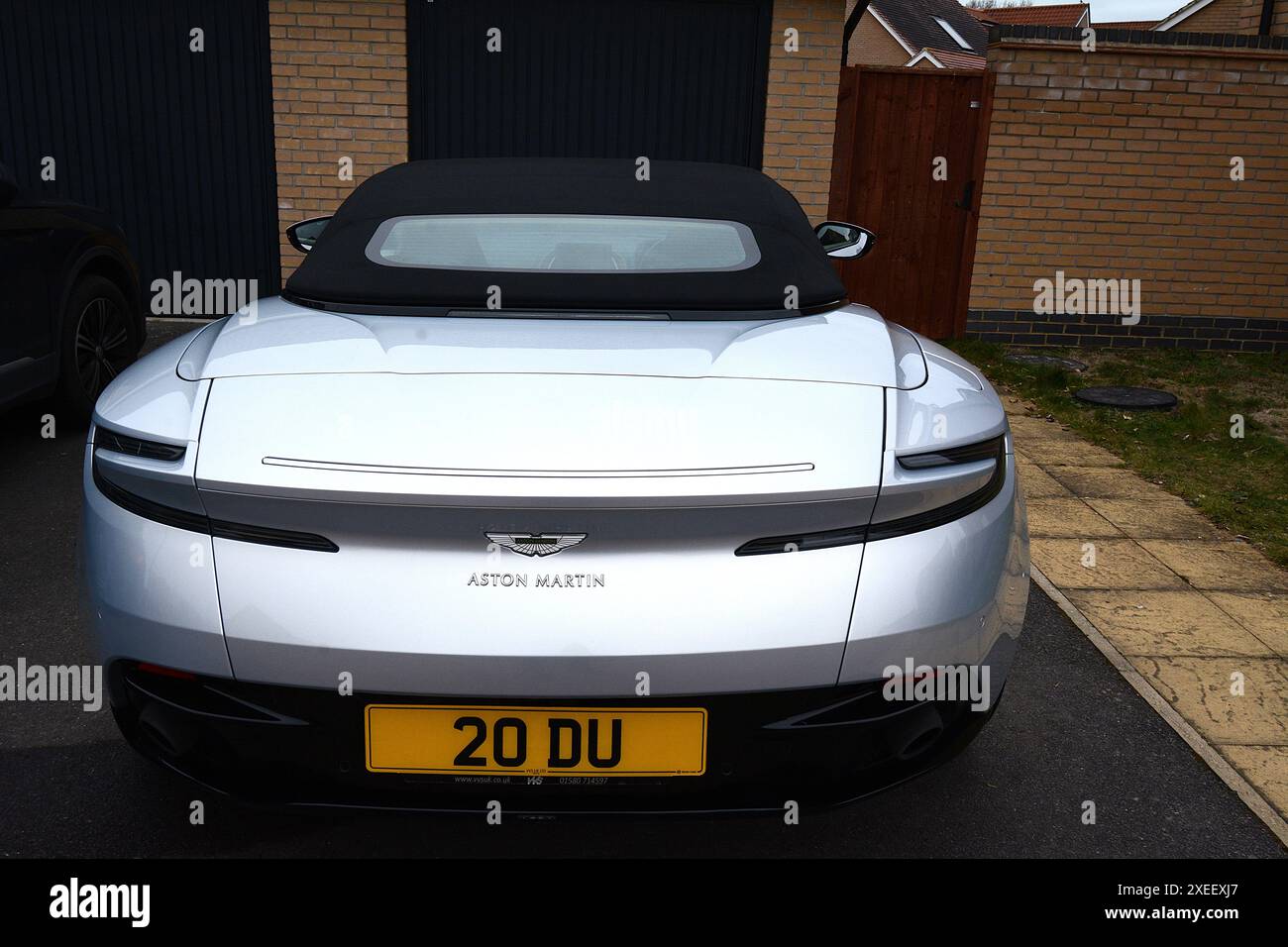 Aston Martin James Bond cartello con il numero di auto sportive tetto nero ad alta velocità tetto anteriore del garage parcheggiato all'esterno ospita le ruote ruota Foto Stock