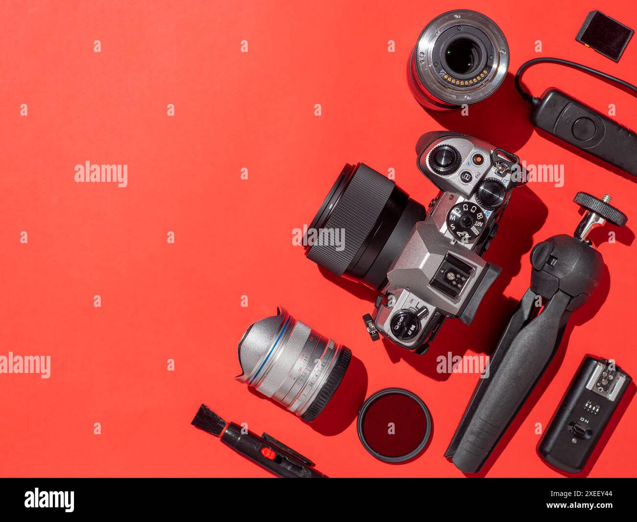 Fotocamera e accessori sul tavolo, spazio per la copia Foto Stock