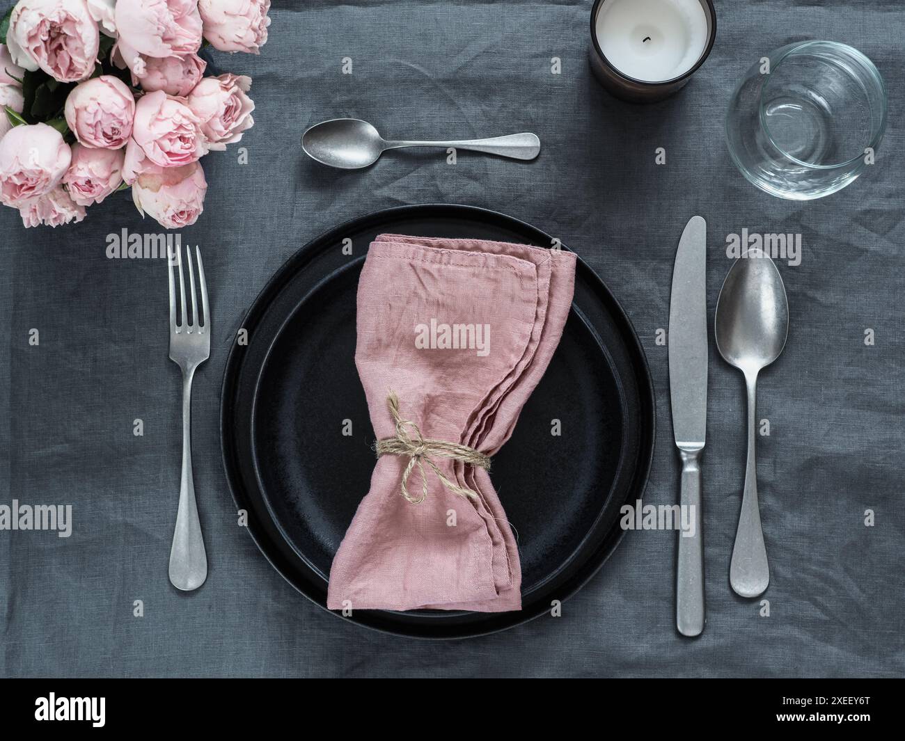 Bella impostazione tavolo su tovaglia di lino grigio Foto Stock