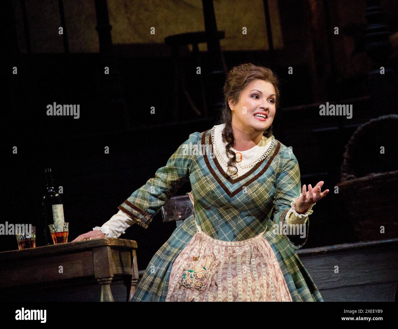 Anna Netrebko (Mimi) ne LA BOHEME alla Royal Opera, Covent Garden Londra WC2 23/05/2015 musica: Giacomo Puccini libretto: Luigi Illica e Giuseppe Giacosa direttore: Dan Ettinger design: Julia Trevelyan Oman illuminazione: John Charlton direttore: John Copley Foto Stock