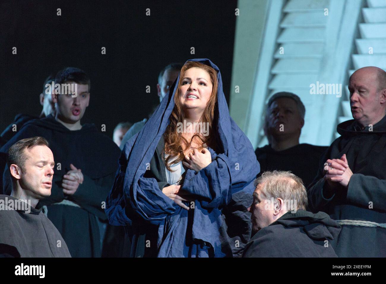 Anna Netrebko (donna Leonora) con sacerdoti in LA FORZA del DESTINO (la forza del DESTINO) alla Royal Opera, Covent Garden, Londra WC2 21/03/2019 musica: Giuseppe Verdi direttore: Antonio Pappano design: Christian Schmidt illuminazione: OLAF coreografo invernale: Otto Pichler direttore originale: Christof Loy Foto Stock