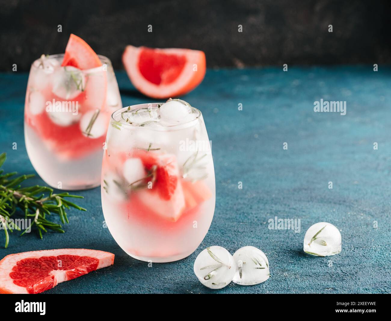 Acqua disintossicante infusa con pompelmo e rosmarino Foto Stock