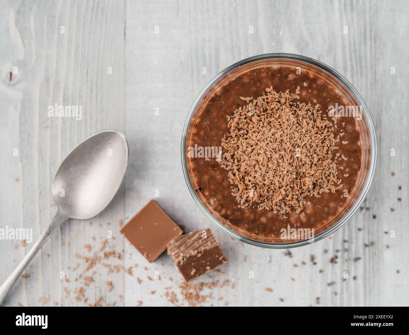 Budino di cioccolato al cioccolato in bicchiere su un tavolo grigio Foto Stock