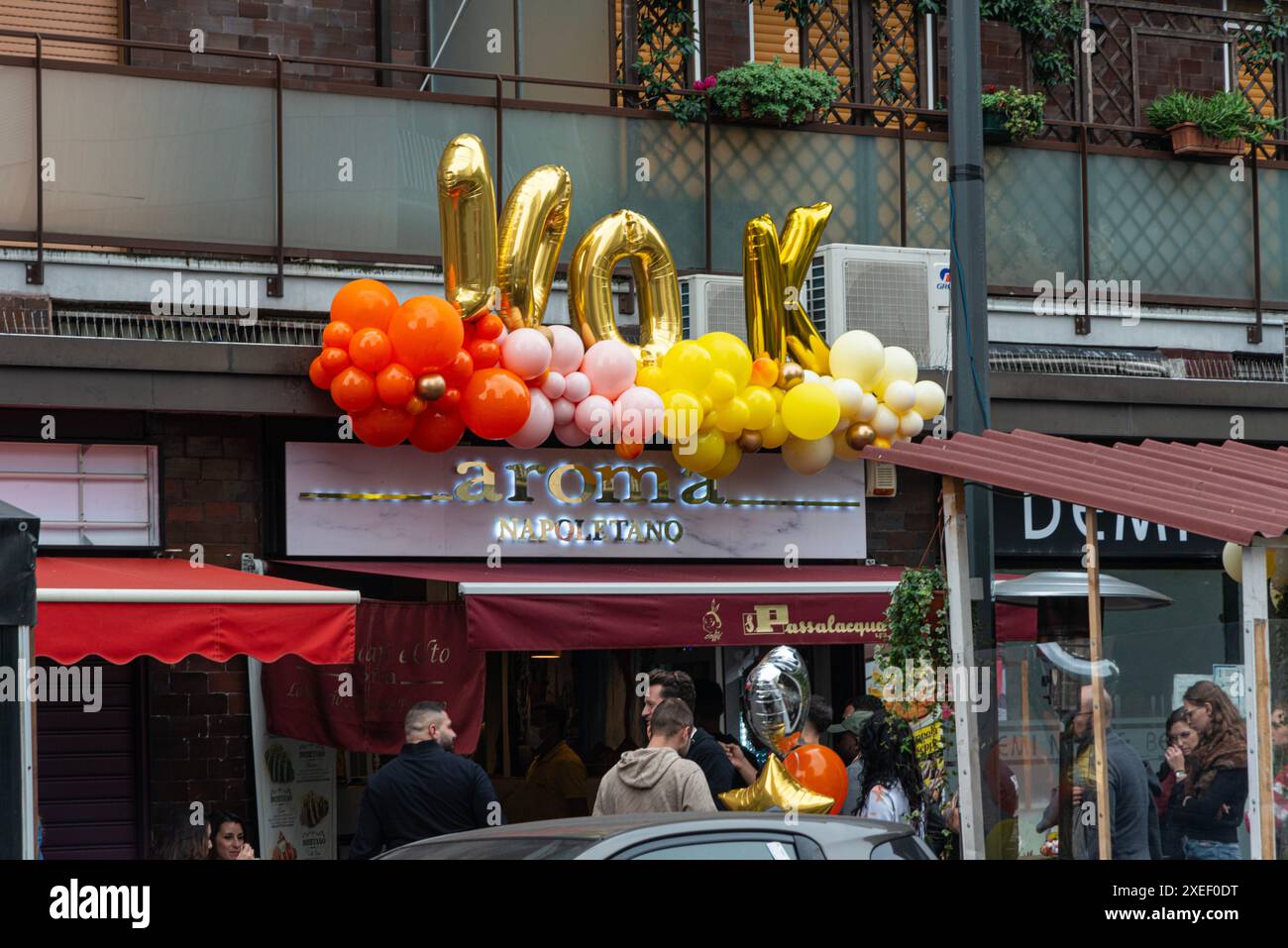 Le persone si sono messe in fila per andare ad Aroma Napoletano, una pasticceria, a Milano, Italia Foto Stock