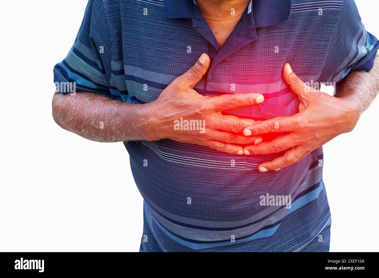 Presentazione imitativa del dolore cardiaco di vecchiaia. Un vecchio che sente disagio al petto o infarto. Foto Stock