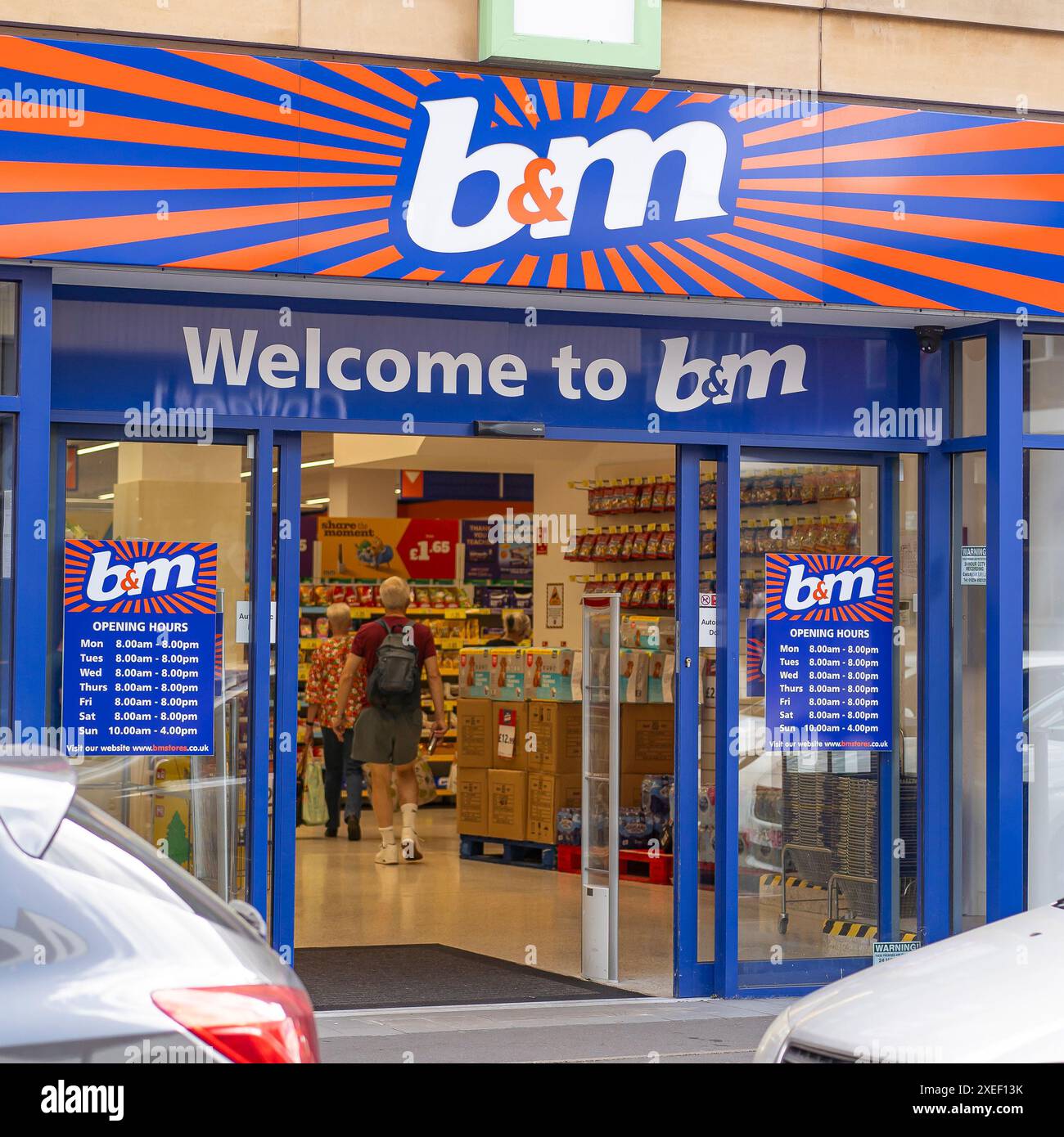 Vista dell'ingresso anteriore di un negozio di B&M in una strada alta, Foto Stock