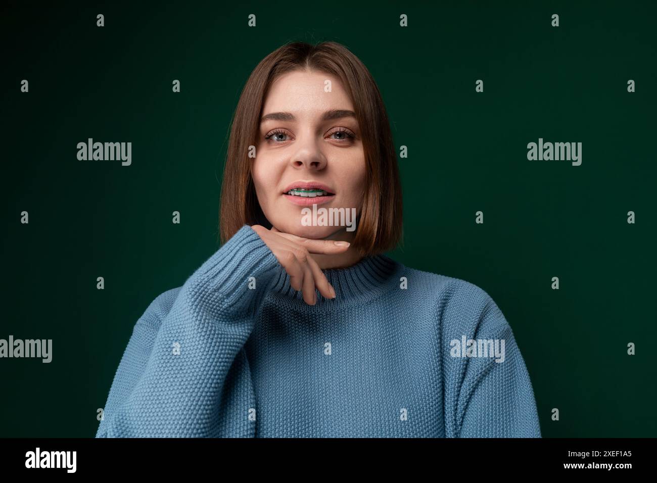 Donna in maglione blu in posa per Picture Foto Stock