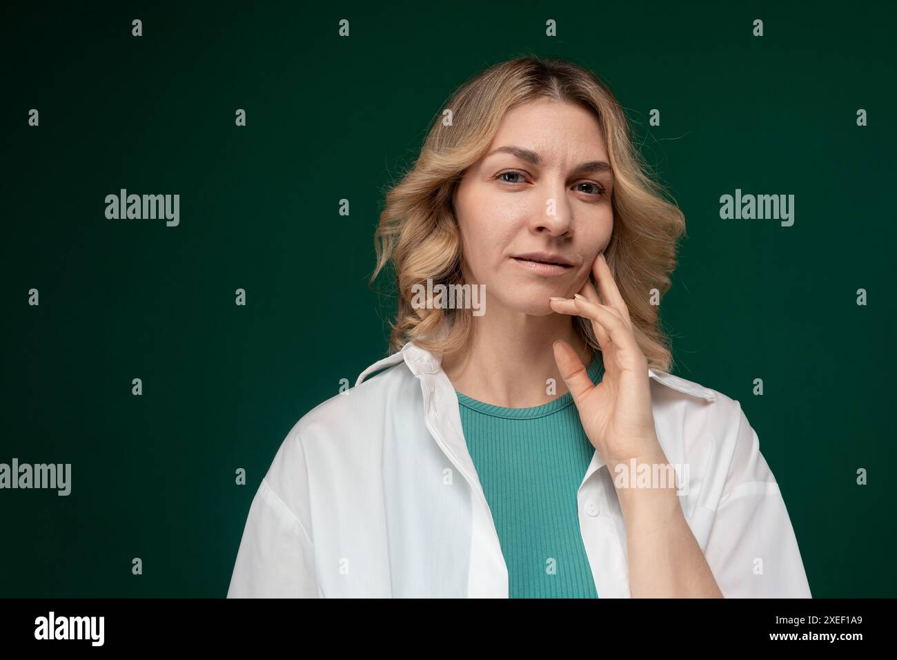 Donna in camicia verde in posa per Picture Foto Stock