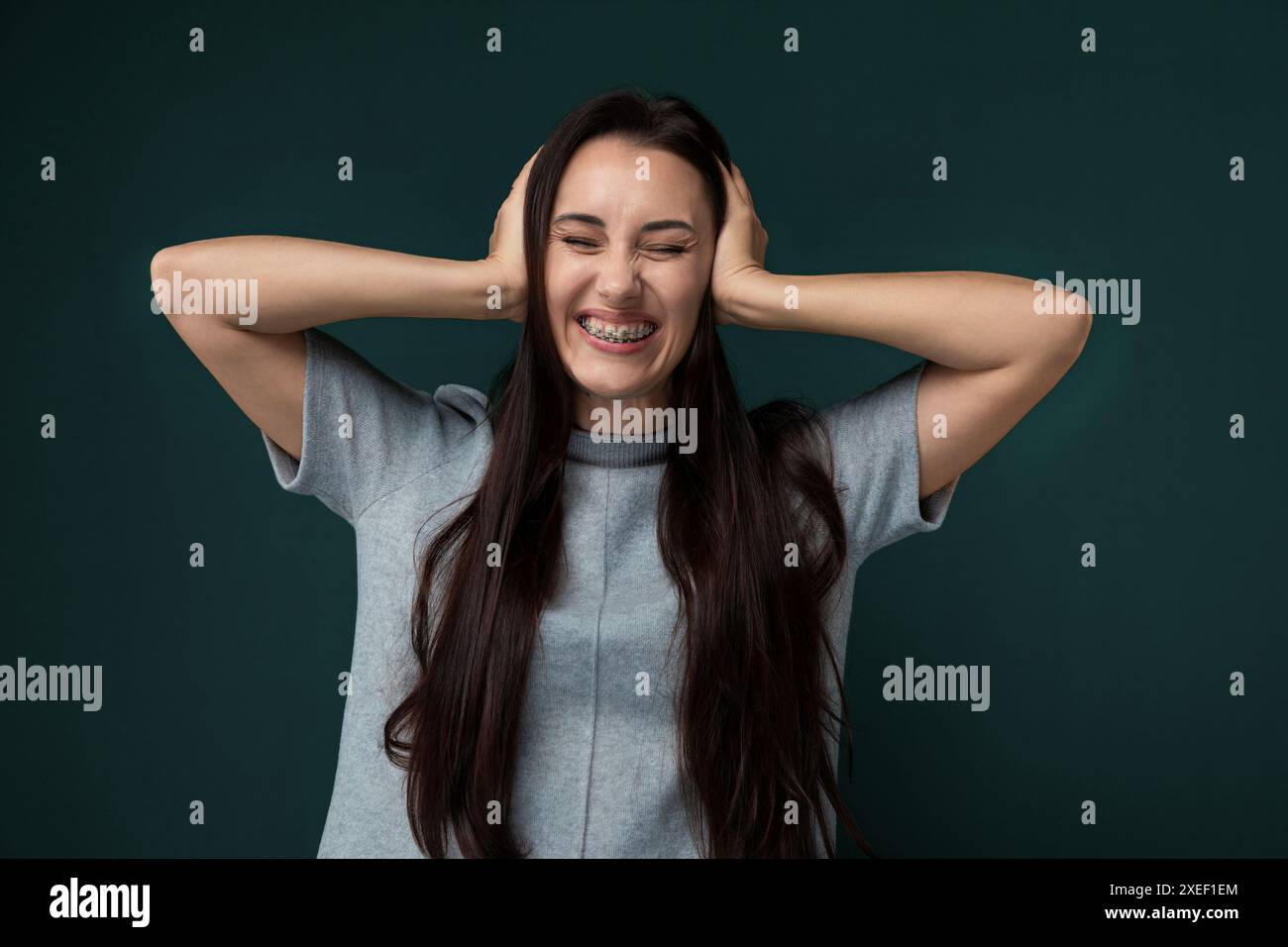 Donna con testa lunga Foto Stock