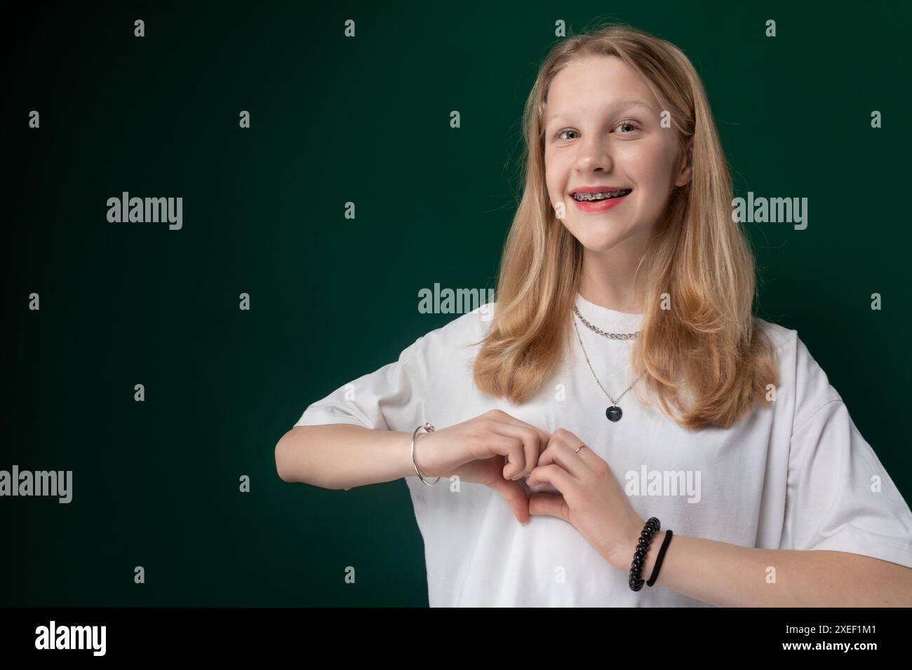 Donna in maglietta bianca in posa per la foto Foto Stock