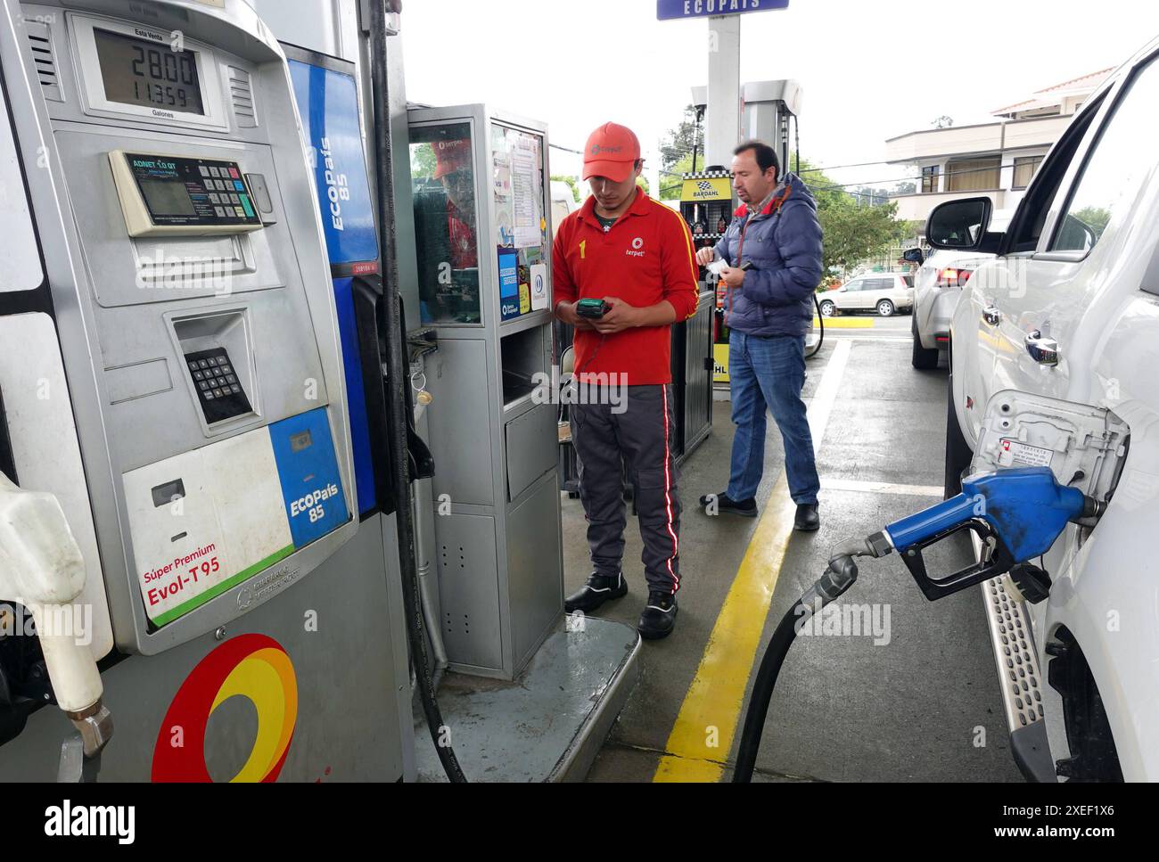 CUENCA SOVVENZIONA ECOPAIS BENZINA Cuenca,Ecuador 27 giugno 2024 la riduzione dei sussidi alla benzina più consumata in Ecuador annunciata dal governo del presidente Daniel Noboa sarà data da questo prossimo venerdì, 28 giugno, secondo un decreto emanato dal presidente, la misura implica che l'Extra e l'Eco Pais, i più consumati nel paese, entrambi di 85 ottani, non avranno più un prezzo congelato di 2,46 dollari per gallone 3,78 litri e costeranno 2,72 dollari, senza liberalizzare completamente i loro prezzi alla stazione di servizio Gapal oggi è l'ultimo giorno in cui il prezzo sarà 2 Foto Stock