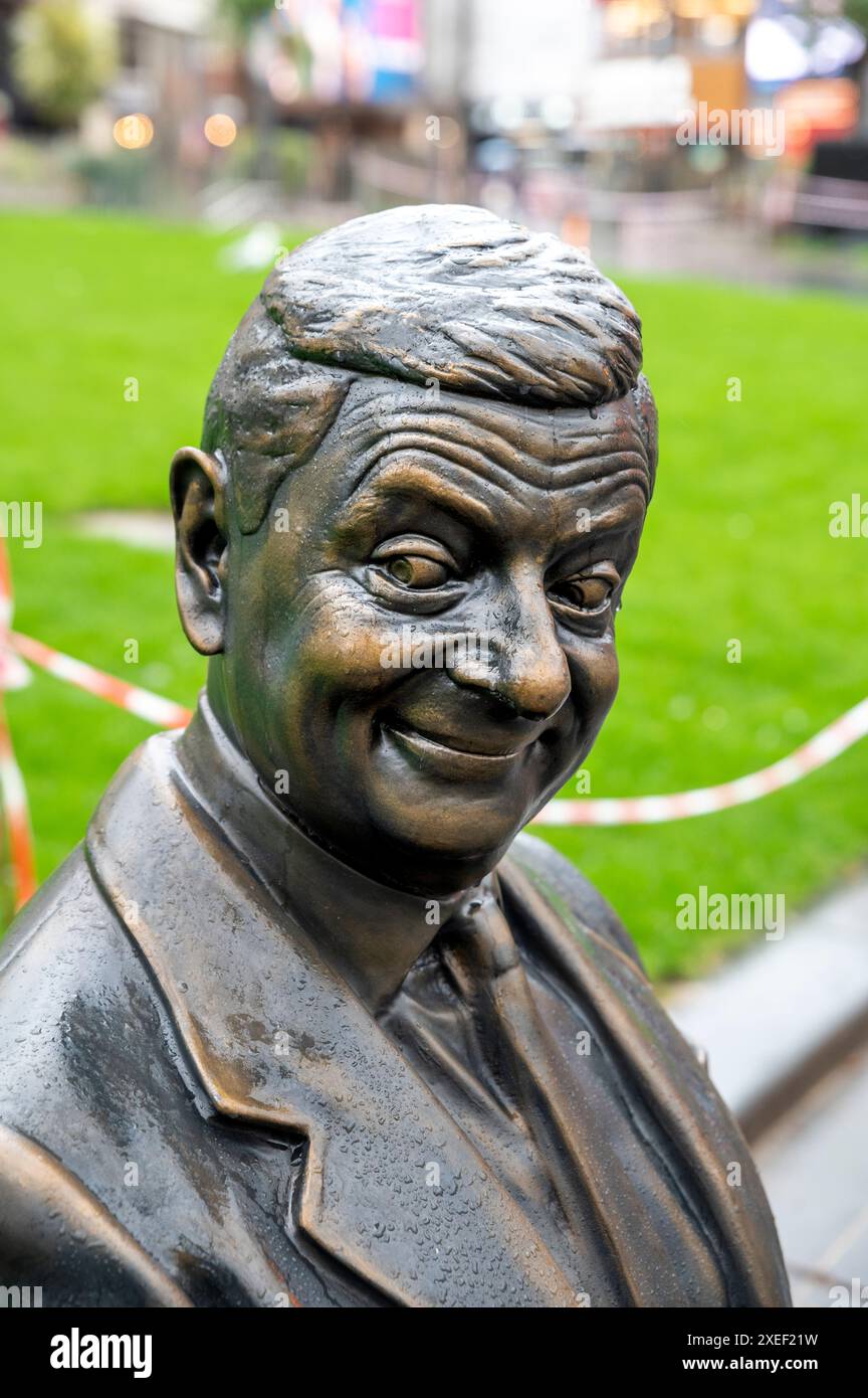 Londra, Regno Unito - 22 marzo 2024: Statua del signor Bean seduta su una panchina. Statua di bronzo di Rowan Atkinson a Londra. REGNO UNITO. Foto Stock