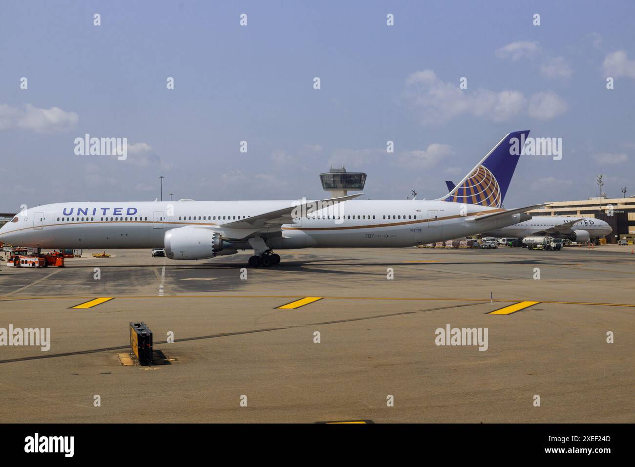 14 GIUGNO 2024 NEWARK NJ USA. Boeing 787-10 Dreamliner Airplanes di United Airlines UA presso l'aeroporto internazionale Newark Liberty, il più grande aeroporto dello stato. Foto Stock