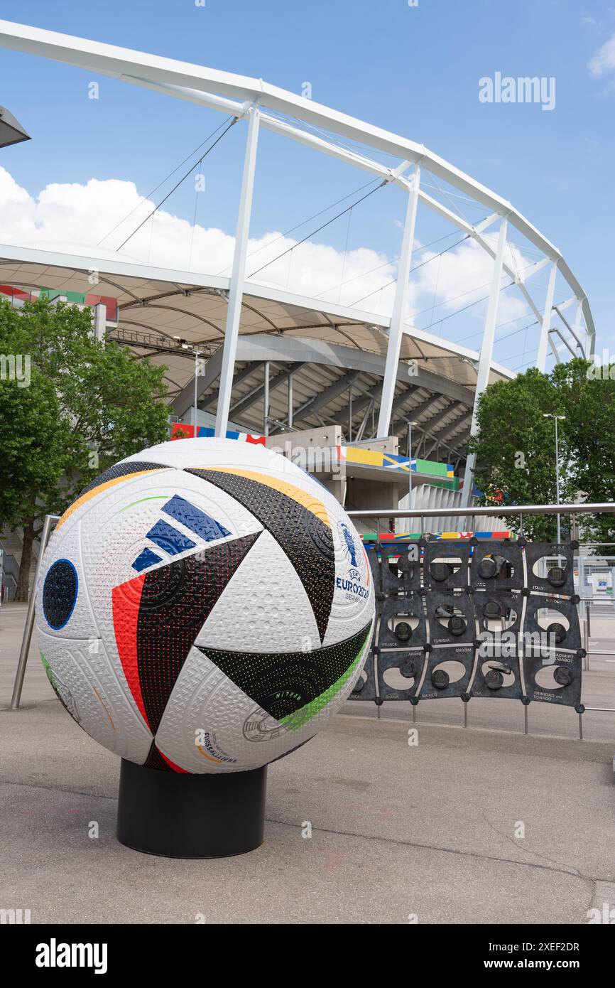 Il Campionato europeo di calcio, che si svolge in Germania. Il pallone ufficiale DA EURO 2024 di fronte allo stadio di calcio di Stoccarda. Foto Stock