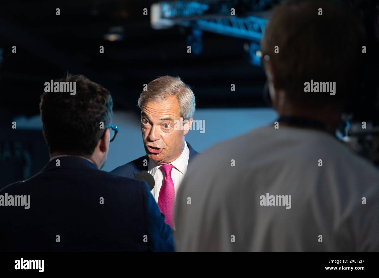 27 giugno, Nigel Farage leader di Reform UK si rivolge ai media e tiene un raduno alla Rainton Arena di Houghton-le-Spring. Foto Stock