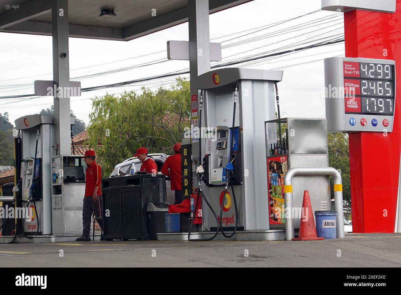 CUENCA SOVVENZIONA ECOPAIS BENZINA Cuenca,Ecuador 27 giugno 2024 la riduzione dei sussidi alla benzina più consumata in Ecuador annunciata dal governo del presidente Daniel Noboa sarà data da questo prossimo venerdì, 28 giugno, secondo un decreto emanato dal presidente, la misura implica che l'Extra e l'Eco Pais, i più consumati nel paese, entrambi di 85 ottani, non avranno più un prezzo congelato di 2,46 dollari per gallone 3,78 litri e costeranno 2,72 dollari, senza liberalizzare completamente i loro prezzi alla stazione di servizio Gapal oggi è l'ultimo giorno in cui il prezzo sarà 2 Foto Stock