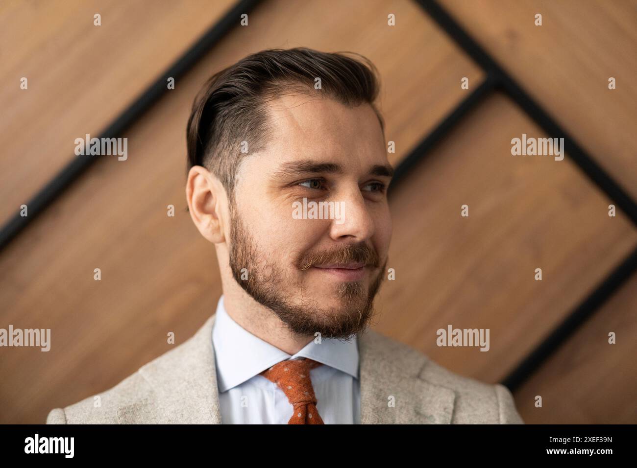 Un uomo d'affari attraente nell'ufficio della sua azienda Foto Stock