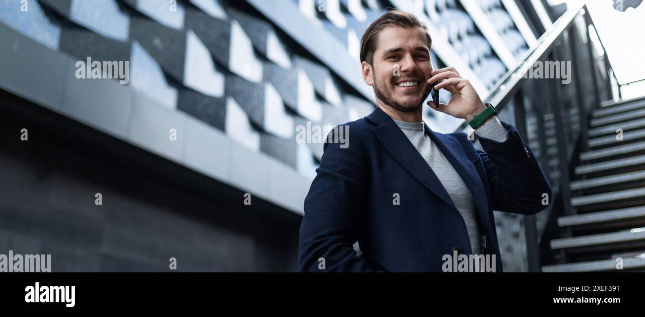 Giovane architetto di successo sullo sfondo del business center Foto Stock