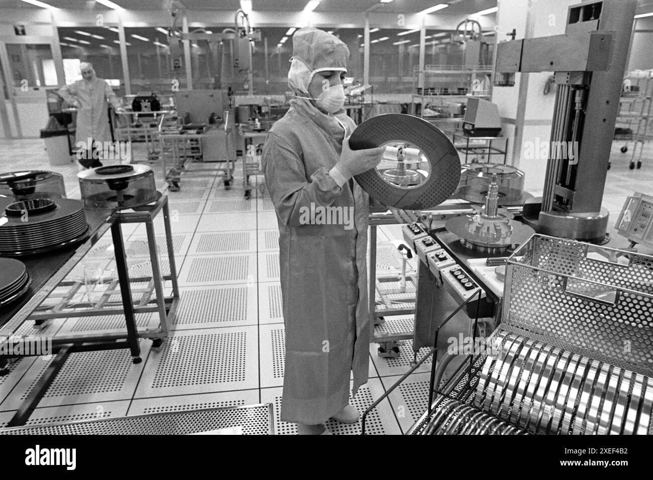 - Stabilimento IBM di Vimercate (Milano), camera bianca, febbraio1984 - stabilimento IBM di Vimercate (Milano), clean room, febbraio 1984 Foto Stock