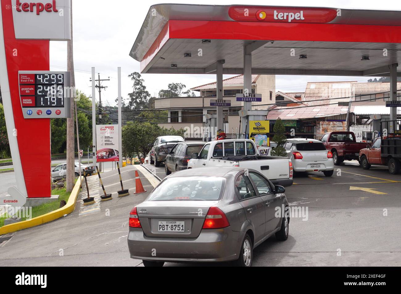 CUENCA SOVVENZIONA ECOPAIS BENZINA Cuenca,Ecuador 27 giugno 2024 la riduzione dei sussidi alla benzina più consumata in Ecuador annunciata dal governo del presidente Daniel Noboa sarà data da questo prossimo venerdì, 28 giugno, secondo un decreto emanato dal presidente, la misura implica che l'Extra e l'Eco Pais, i più consumati nel paese, entrambi di 85 ottani, non avranno più un prezzo congelato di 2,46 dollari per gallone 3,78 litri e costeranno 2,72 dollari, senza liberalizzare completamente i loro prezzi alla stazione di servizio Gapal oggi l’ultimo giorno in cui il prezzo sarà di 2,46 Foto Stock