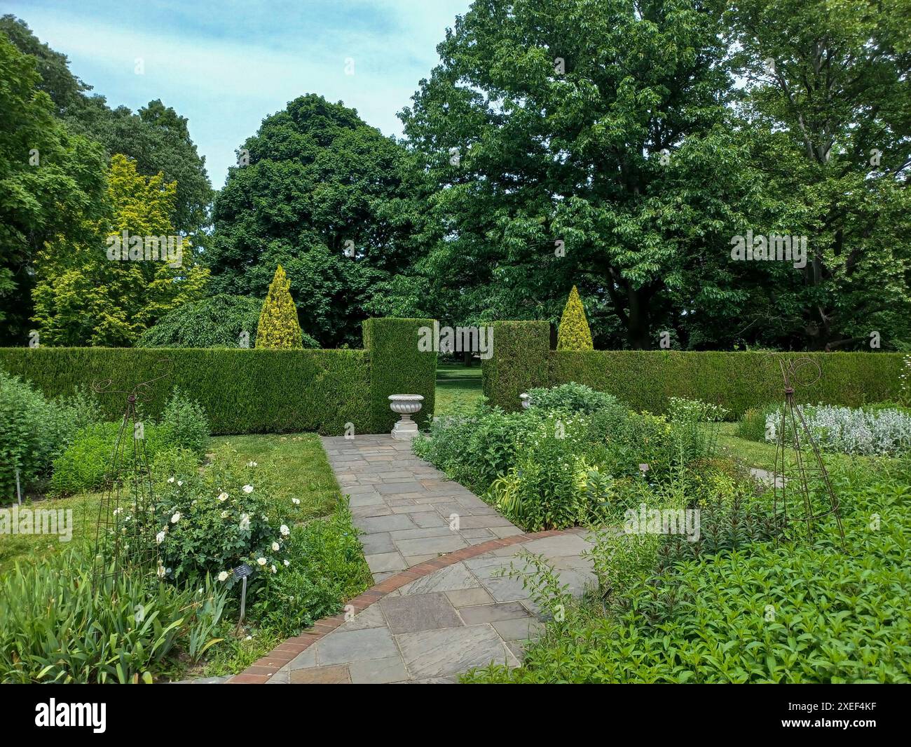 Cascate del Niagara, ON, Canada - 4 giugno 2024: Vista panoramica ai giardini botanici del Niagara Parks Foto Stock