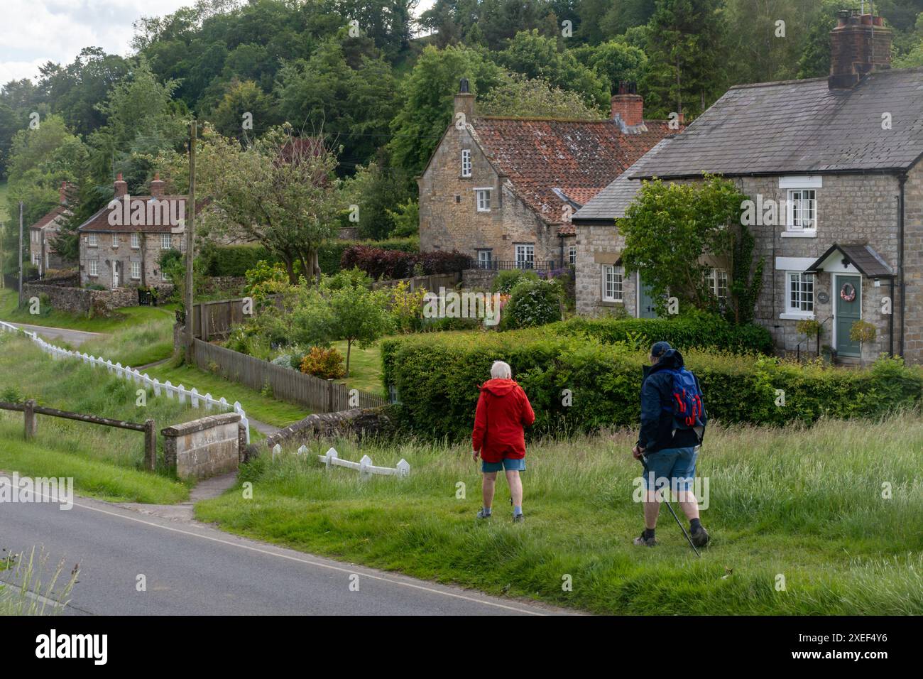 Gli escursionisti di Hutton-le-Hole, un grazioso villaggio nel North York Moors National Park, North Yorkshire, Inghilterra, Regno Unito Foto Stock