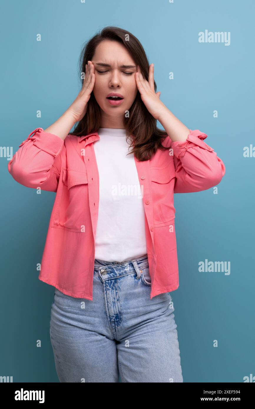 Una donna mora turbata con i capelli scuri sotto le spalle si sente male Foto Stock