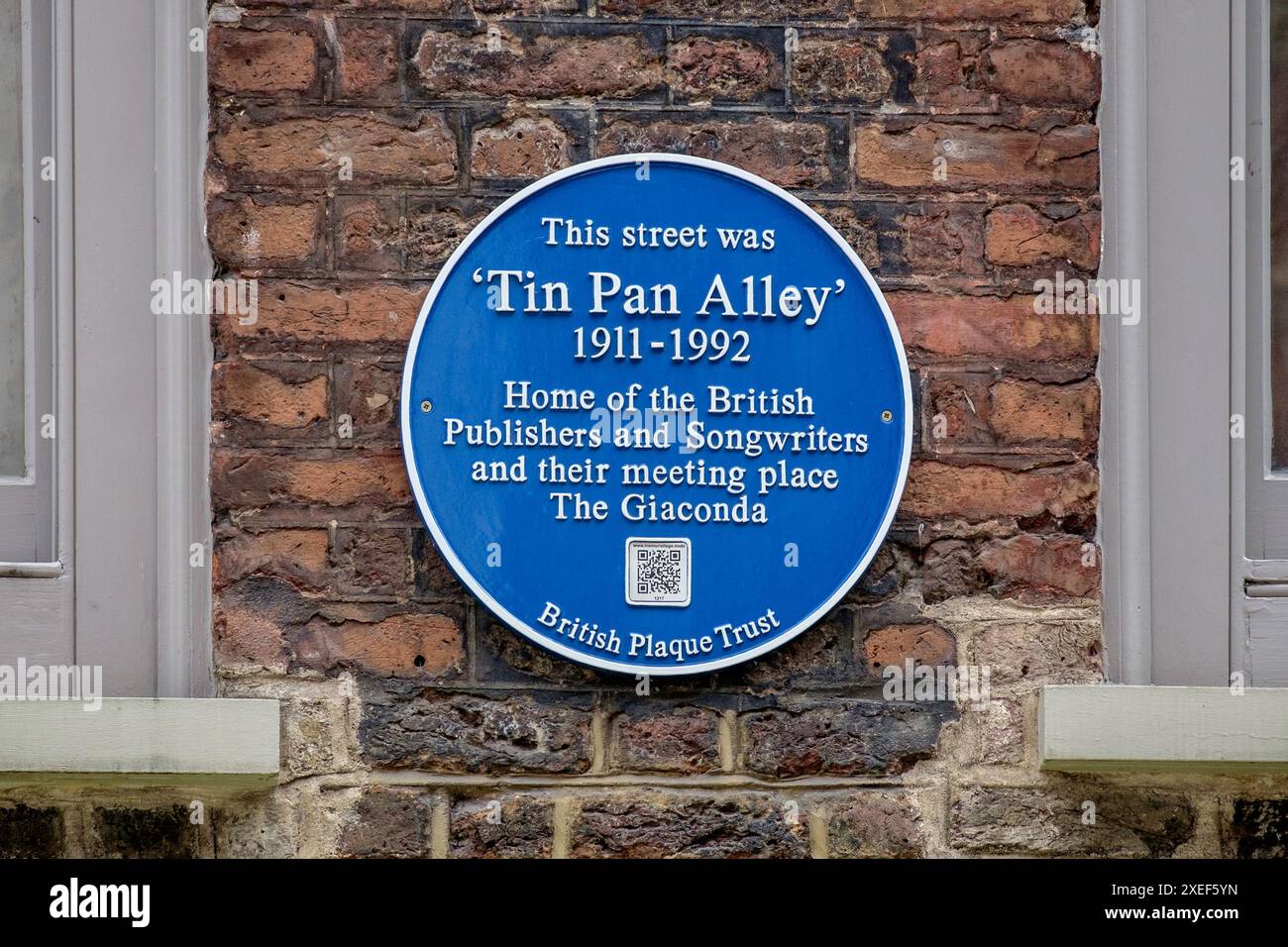 Targa blu del British Heritage Trust commemorativa di Tin Pan Alley, la casa tradizionale della scena musicale popolare britannica, Denmark Street, Londra, Regno Unito Foto Stock