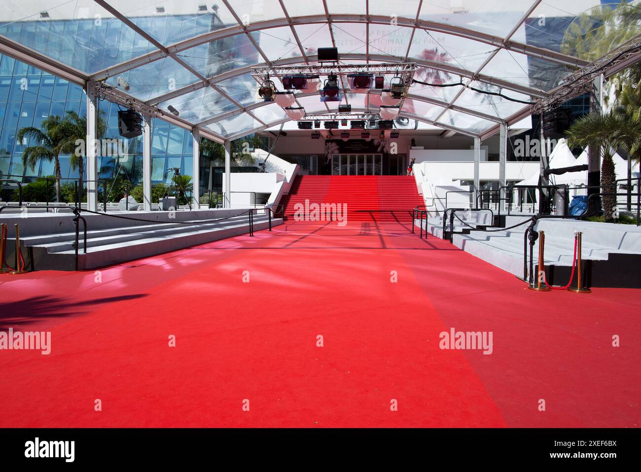 I gradini del Palais des Festivals, famoso grazie al Festival di Cannes Foto Stock