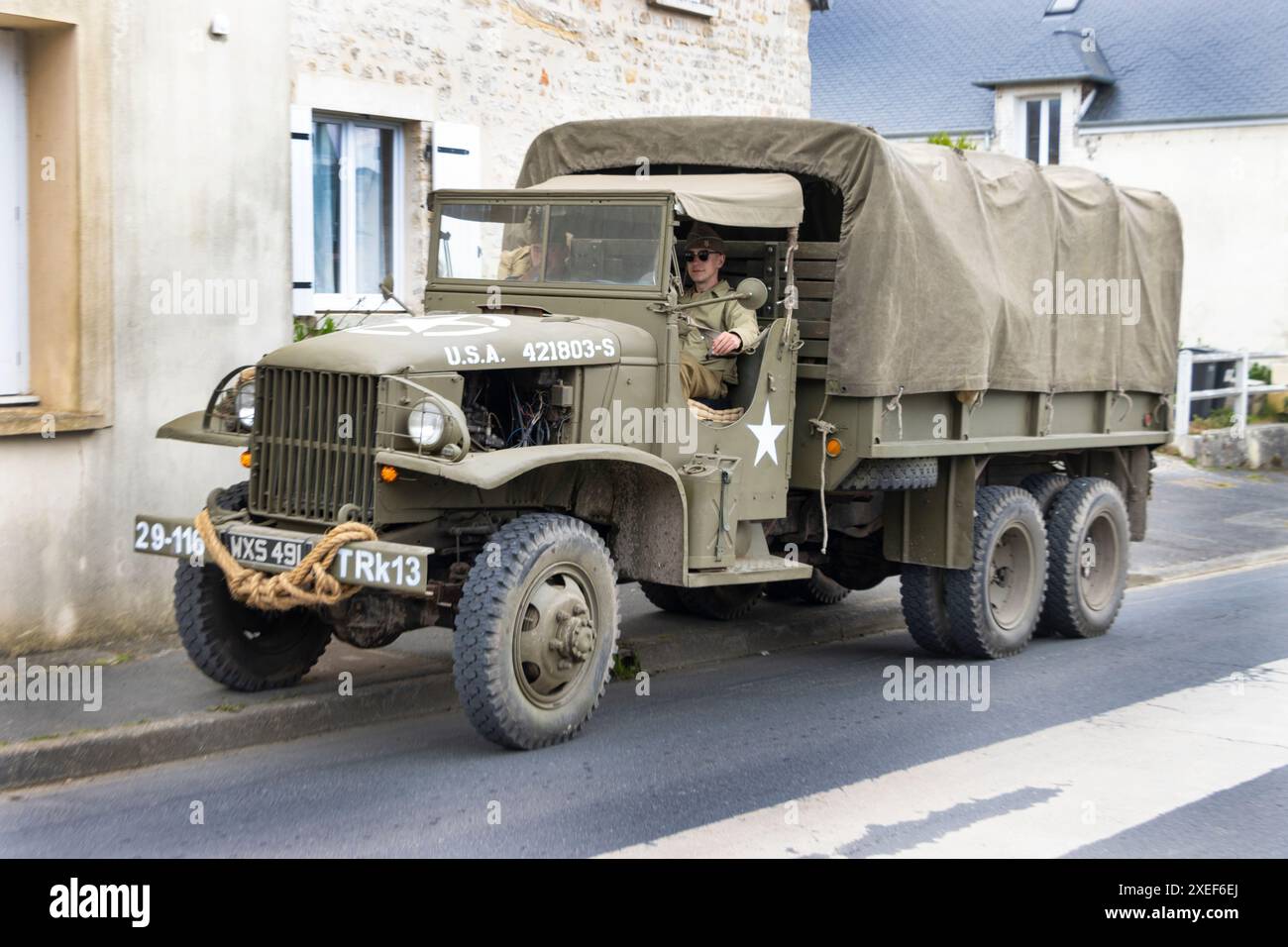 GMC Truck, portatruppe USA, sulla spiaggia di Omaha per festeggiare il 80° anniversario dello sbarco in Normandia. Debarquement, Saint-Laurent-sur-Mer, Francia. Foto Stock