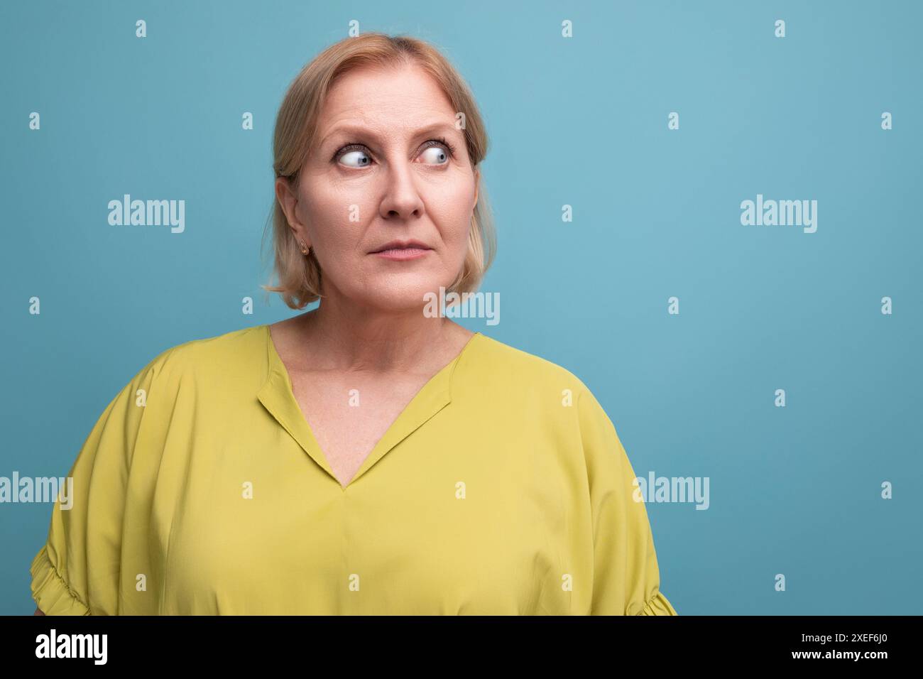 Ritratto di una donna bionda di mezza età sorpreso con un taglio di capelli Foto Stock