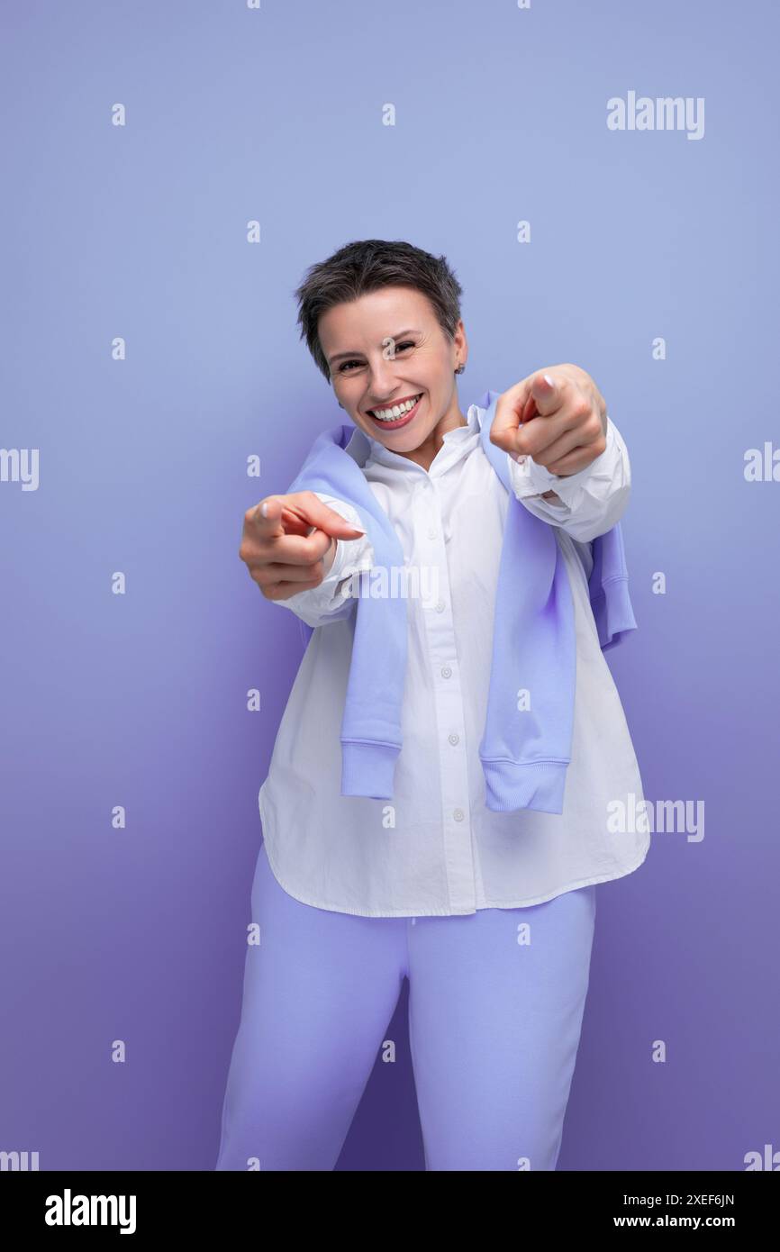 Ritratto di una giovane donna millennial energica e allegra con un taglio di capelli corto che sorride Foto Stock