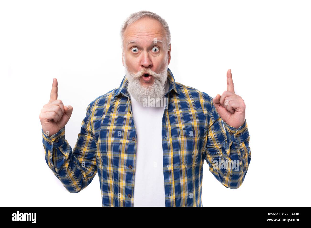 Positivo energico anziano, dai capelli grigi, pensionato con baffi e barba Foto Stock