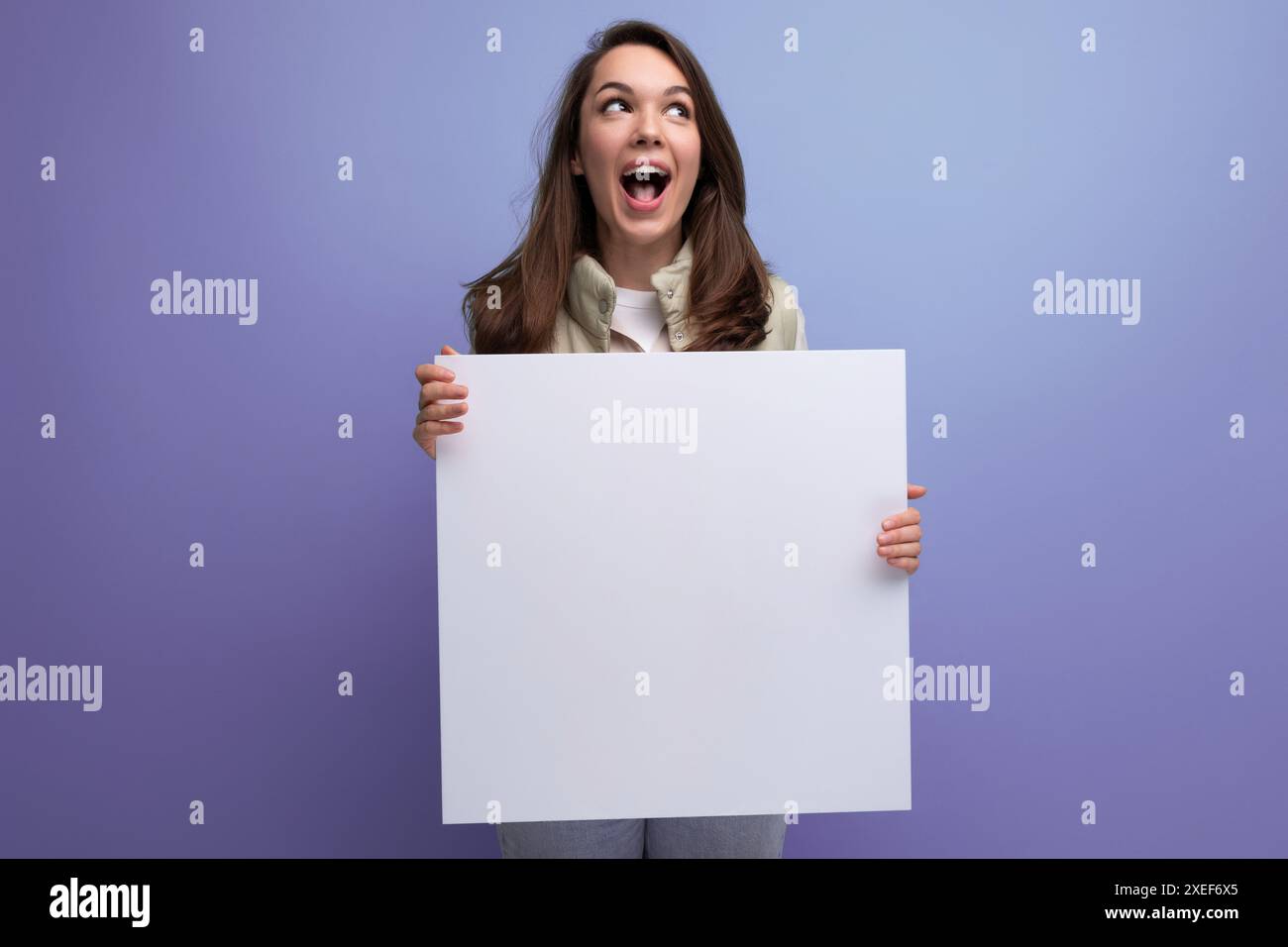 Mockup lavagna bianca per incollare informazioni nelle mani di una donna Foto Stock