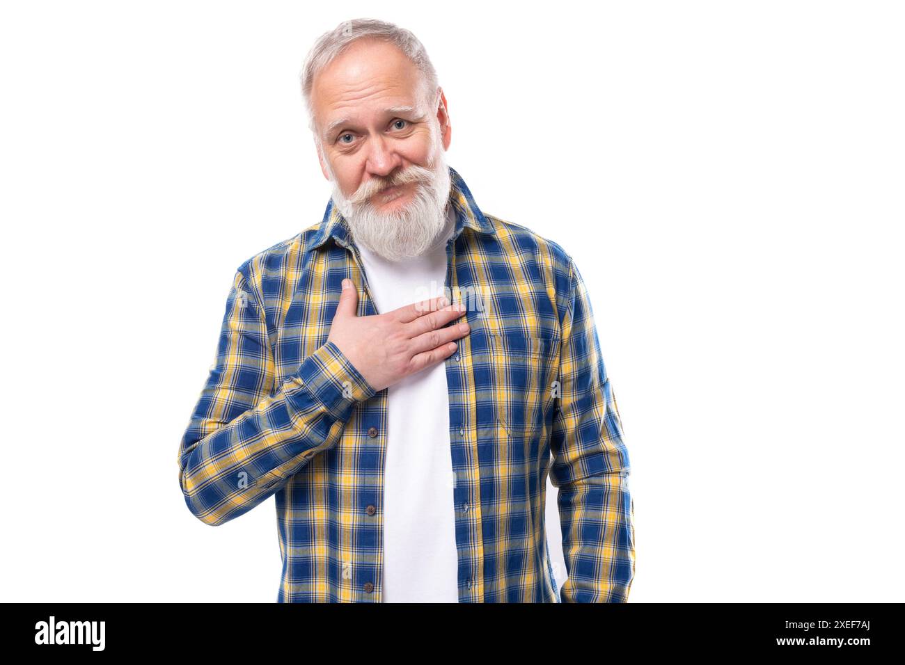 Bellissimo uomo dai capelli grigi maturo con barba in camicia su sfondo bianco e spazio per le copie Foto Stock