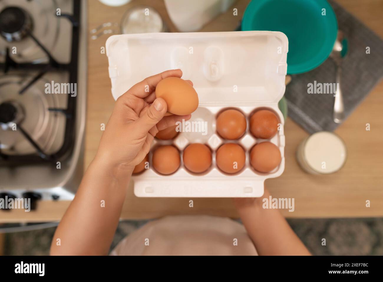 Primo piano di uova di pollo in un vassoio in cucina Foto Stock